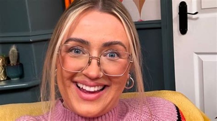 Explore Ellie Warner (Gogglebox) Wiki, Bio, Age, Height, Job, Sister, Background!!
