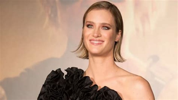 Mackenzie Davis Biography: Boyfriend, Height, Age, Net Worth, Husband, Parents, Wedding, Instagram, IMDb, Twitter, Wikipedia